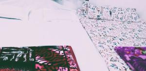 德奥加尔SHIVAY Guest House的一间卧室配有一张带花卉图案的床罩的床。