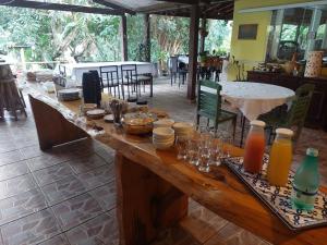 索科罗Toca do Roka的一张大木桌,上面摆放着食物和饮料