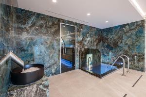 布克维Tavel Hotel & SPA的带淋浴和浴缸的浴室