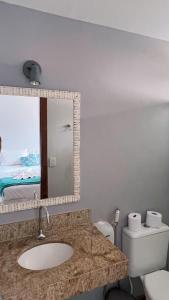 阿拉亚尔-杜卡布Pousada Estalagem dos Corais da Prainha的一间带水槽、镜子和卫生间的浴室