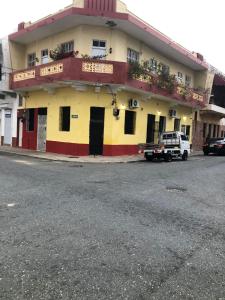圣多明各HOTEL TREBOL的街道边的黄色和红色建筑
