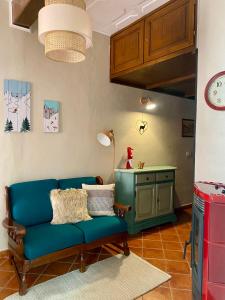 利莫内皮埃蒙特Bilocale a due passi dal centro的客厅配有蓝色的沙发和桌子