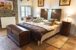 克鲁尔雷斯Mas Gran de Cruïlles - Mas Rural - Hotel & Events的一间卧室,卧室内配有一张大床