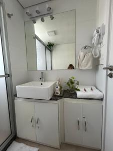 梅塞德斯Apartamento céntrico con garage的一间带水槽和镜子的浴室