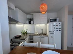 梅塞德斯Apartamento céntrico con garage的厨房配有白色冰箱和水槽