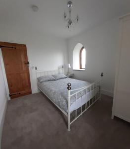 Kinley Tower的一间卧室设有床、窗户和门