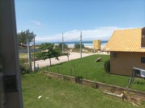 LaranjalApartamentos Beira Mar的享有海滩美景。