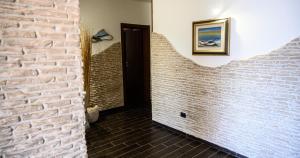 托雷拉皮罗Risa Apulia的走廊上设有砖墙和门