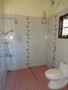 阿勒皮Fool's Paradise的浴室配有白色卫生间和淋浴。