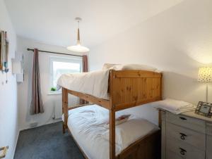 拉斯廷顿Family Home in Rustington, West Sussex的一间卧室配有两张双层床和一张书桌
