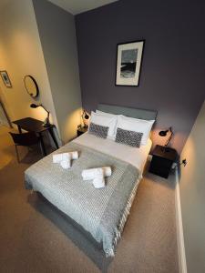 特鲁罗8, St Marys , Private Double Ensuite Room - Room Only- Truro的一间卧室配有一张床,上面有两条毛巾