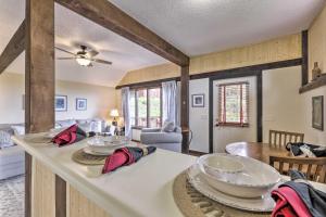 安卡斯维尔Private Guest House with Deck and Spectacular Views!的厨房以及带碗桌的客厅。