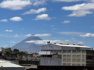 危地马拉Hostal Amaya的远方的山,前方的建筑
