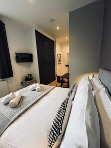 特鲁罗8, St Marys , Private Double Ensuite Room - Room Only- Truro的一间卧室配有一张带两个枕头的床