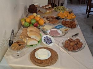 蓬塔杜索尔Residencial Vitoria的一张桌子上有很多种不同的食物