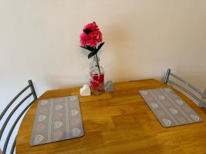 诺里奇Prince Apartment Inn的一张桌子,上面有红花花