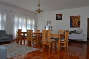 马普托Kutenga Guest House的客厅设有餐桌和椅子