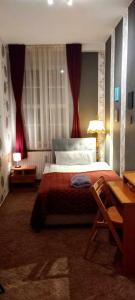 布兰肯堡Große Wohnung mit Terrasse im Altstadtzentrum - Ferienwohnung Chiplakoff的一间卧室配有一张带红色窗帘的大床