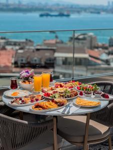 伊斯坦布尔Meroddi Barnathan Hotel的一张桌子,上面放着食物和饮料