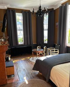 迪南Monsieur Michel的卧室配有床、桌子和窗户。