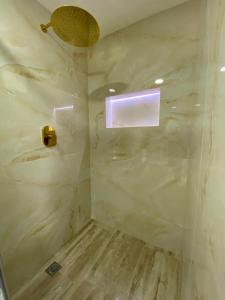 马尼萨莱斯comoda casa para descansar的带淋浴的浴室和玻璃墙