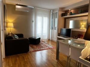 巴塞罗那佩蒂特罗瑟洛公寓的客厅配有黑色沙发和桌子