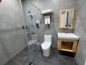 仁爱乡清境依山舞林民宿的浴室配有卫生间、盥洗盆和淋浴。