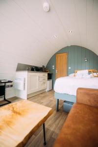 CarryduffLet's Go Hydro Resort & Spa的一间带大床的卧室和一间厨房
