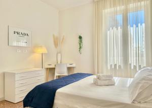 斯培西亚HAB EUROPA的白色卧室配有床和书桌