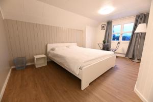 图芬Alter Zoll的卧室配有白色的床和窗户。