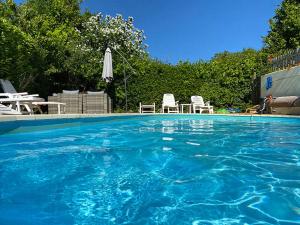 托基Barramore Holiday Apartments的一个带椅子和遮阳伞的大型游泳池