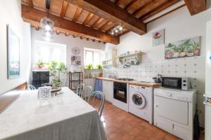 乌尔比诺Ca' Maggetti的厨房配有白色家电和桌子