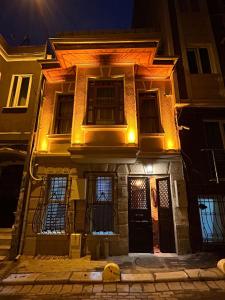 伊斯坦布尔NarPera Taksim Boutique Hotel的夜晚在屋前有灯