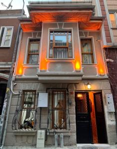 伊斯坦布尔NarPera Taksim Boutique Hotel的一条橘色光的街道上的房子