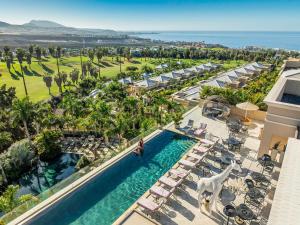 阿德耶Royal River, Luxury Hotel - Adults Only的享有度假村游泳池的空中景致