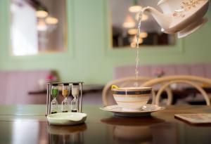 苏克雷波萨达精品酒店的一张桌子,配有两杯酒和茶壶