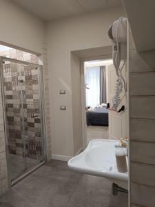 那不勒斯斯可丽齐酒店的带淋浴和白色盥洗盆的浴室