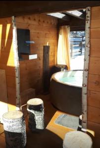 NoascaIl Maiolandro的小木屋配有浴缸和2张凳子