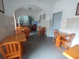 普拉亚达维多利亚布兰科I酒店的厨房以及带木桌和椅子的用餐室。
