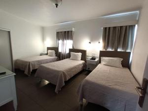 普拉亚达维多利亚布兰科I酒店的酒店客房设有两张床和窗户。