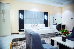 KarewaPula Pula Luxury Hotel and Suites的酒店客房,配有床和沙发