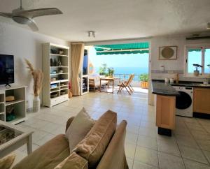 阿坎提拉德洛斯基Ocean Wave的带沙发的客厅和海景厨房