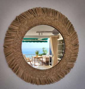 阿坎提拉德洛斯基Ocean Wave的墙上的镜子,享有海景