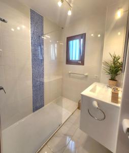 阿坎提拉德洛斯基Ocean Wave的带淋浴、浴缸和盥洗盆的浴室