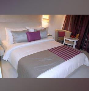 HOTEL VISTAARA INN客房内的一张或多张床位