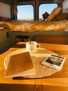美洲海滩Furgoneta camperizada的桌子,咖啡,书