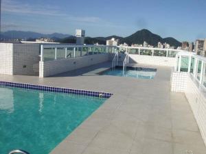 大普拉亚Apartamento Encantador的建筑物屋顶上的游泳池