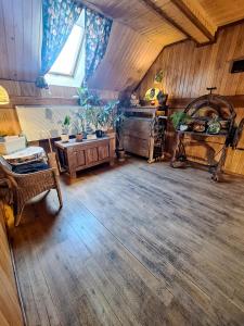 卡缅纳古拉Karkonoska Drewniana Chata的客厅铺有木地板,设有大窗户。