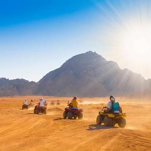 马萨阿拉姆Alam B&B的一群人骑在沙漠中的马坑上