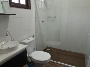 伊比科阿拉Pousada Campo Redondo的浴室配有卫生间、盥洗盆和淋浴。